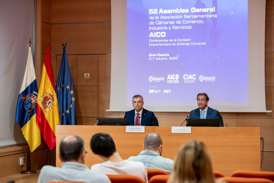 Manuel Domínguez, vicepresidente del Gobierno de Canarias y consejero de Economía, Industria, Comercio y Autónomos; y Luis Padrón, presidente de la Cámara de Comercio de Gran Canaria. Manuel Domínguez, vicepresidente del Gobierno de Canarias y consejero de Economía, Industria, Comercio y Autónomos; y Luis Padrón, presidente de la Cámara de Comercio de Gran Canaria.