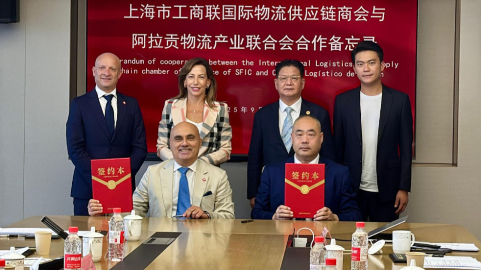 La alcaldesa de Zaragoza, Natalia Chueca, junto con representantes de las c&aacute;maras chinas y del Cl&uacute;ster de Log&iacute;stica de Arag&oacute;n.