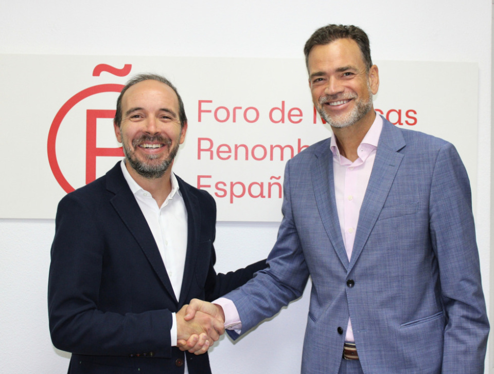 Pablo López Gil, director general del Foro de Marcas Renombradas Españolas, junto a Sebastián Cebrián, Villafañe Managing Director y Reputation Management & Analytics Director de Roman. Pablo López Gil, director general del Foro de Marcas Renombradas Españolas, junto a Sebastián Cebrián, Villafañe Managing Director y Reputation Management & Analytics Director de Roman.