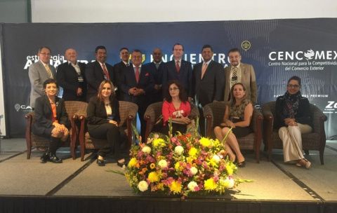 Encuentro CENCOMEX. Alejandro Arola, presidente del grupo Arola &ndash;de pie, tercero por la derecha-, junto al resto de ponentes del 3er. Encuentro de Especialistas Aduaneros.