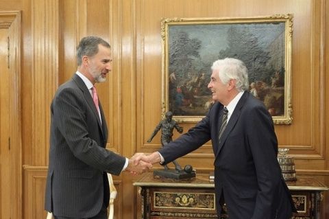 El Rey Felipe VI recibe al presidente y consejero delegado de COFIDES, Jos&eacute; Luis Curbelo.