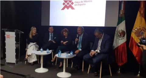 Participantes en el Foro en Casa de México. Participantes en el Foro en Casa de México.