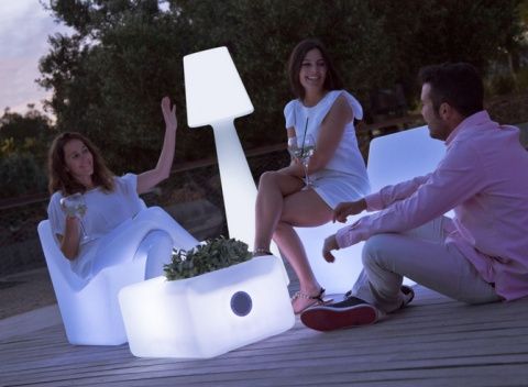 Es una compa&ntilde;&iacute;a que fabrica iluminaci&oacute;n y mobiliario de exteriores por rotomoldeo.