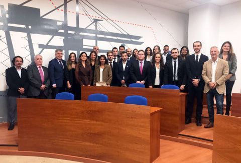 Los alumnos de la XVII edici&oacute;n del M&aacute;ster en Gesti&oacute;n Portuaria y Transporte Intermodal junto a los representantes de la UPV y de la Fundaci&oacute;n Valenciaport.