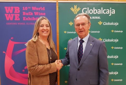 Otilia Romero, en representación de la WBWE y Carlos de la Sierra, presidente de Globalcaja. Otilia Romero, en representación de la WBWE y Carlos de la Sierra, presidente de Globalcaja.