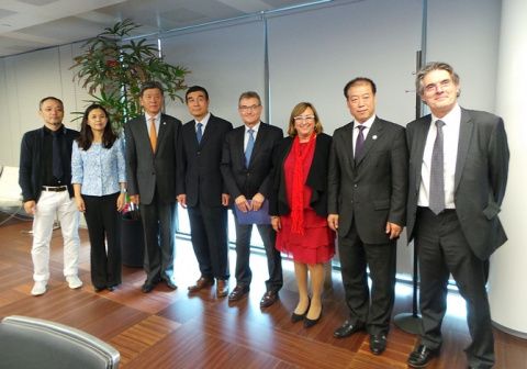 De dcha a izq.: Albert O&ntilde;ate, Capt. Huang Cunxun, Rosa Puig, Santiago Garcia-Mil&agrave;, Wang Zuwen, Wang Guoliang, Yu Tao y Xun Yu.