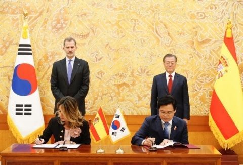 La firma del Memor&aacute;ndum de Entendimiento (MoU) para impulsar el comercio y la inversi&oacute;n.