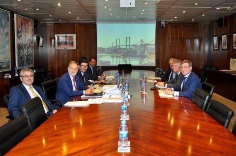 Los presidentes de Puertos del Estado y de la Autoridad Portuaria de Sevilla con sus respectivos equipos. Los presidentes de Puertos del Estado y de la Autoridad Portuaria de Sevilla con sus respectivos equipos.