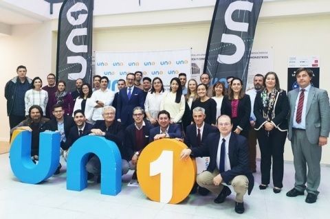 En la imagen, los alumnos del m&aacute;ster, junto a parte del profesorado y al presidente de UNO, Francisco Aranda.