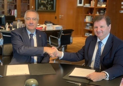 De izquierda a derecha: Pedro Navarro, presidente de BCL, y Antonio Llobet, presidente del Colegio Oficial de Agentes de Aduanas y Representantes Aduaneros de Barcelona. De izquierda a derecha: Pedro Navarro, presidente de BCL, y Antonio Llobet, presidente del Colegio Oficial de Agentes de Aduanas y Representantes Aduaneros de Barcelona.