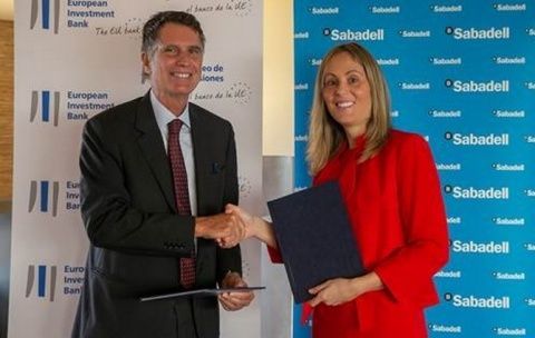 Jaime Guardiola, consejero delegado de Banco Sabadell, y Emma Navarro, vicepresidenta del BEI.
