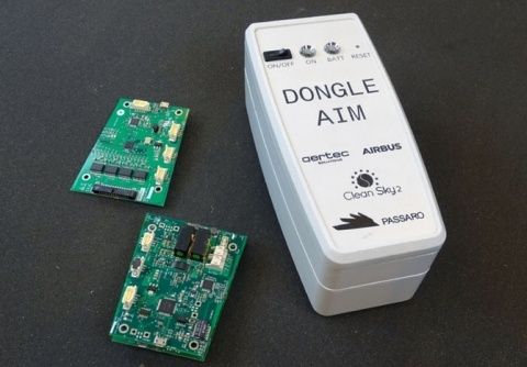 Gracias a su reducido tamaño, su portabilidad y su versatilidad, Dongle AIM revolucionará la manera en la que hasta ahora se realizan las pruebas en tierra de las aeronaves. Gracias a su reducido tamaño, su portabilidad y su versatilidad, Dongle AIM revolucionará la manera en la que hasta ahora se realizan las pruebas en tierra de las aeronaves.