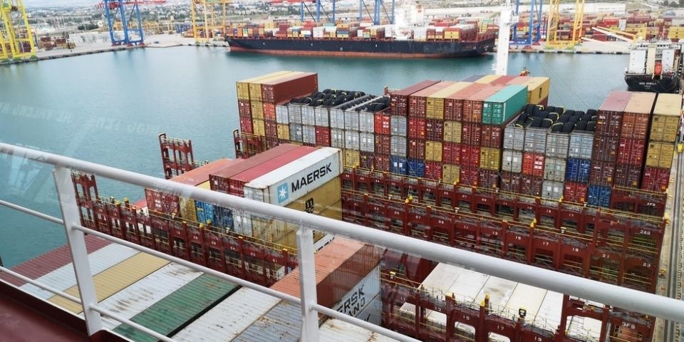 Tr&aacute;fico de contenedores en el Puerto de Valencia.