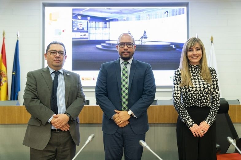 Sigfrido Lee Leiva, William Mat&iacute;s Ram&iacute;rez y Elisabeth Saavedra al inicia del primer panel de la segunda jornada del IV Foro Iberoamericano de la Mipyme.
