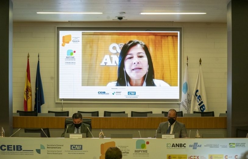 La vicepresidenta ejecutiva de la ANDI en Colombia, Paola Buend&iacute;a, durante su intervenci&oacute;n en el panel sobre J&oacute;venes Empresarios de Am&eacute;rica Latina.