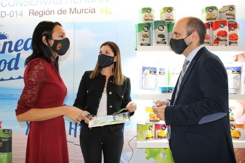 La consejera de Empresa, Empleo, Universidades y Portavoc&iacute;a, Valle Migu&eacute;lez, y el director del INFO, Joaqu&iacute;n G&oacute;mez, durante su visita a las empresas murcianas en la feria de Anuga, en Colonia.