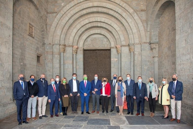 El Presidente de CEOE junto a representantes empresariales y autoridades en el atrio de la Catedral.
