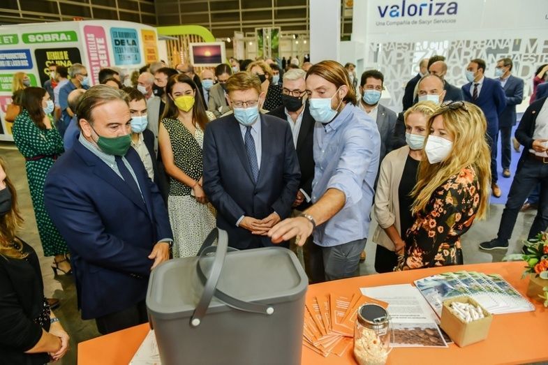La comitiva encabezada por Puig ha realizado un recorrido por los expositores de ambas ferias. La comitiva encabezada por Puig ha realizado un recorrido por los expositores de ambas ferias.