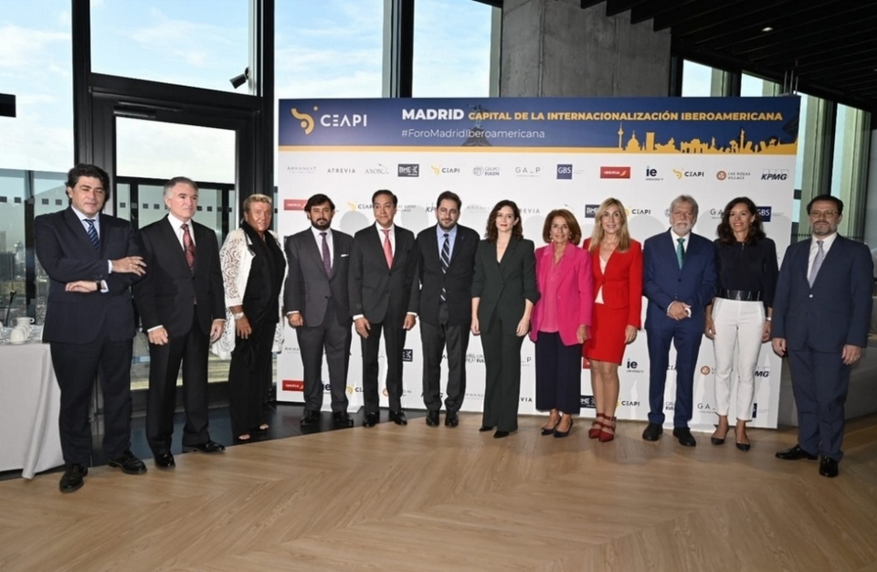 Isabel D&iacute;az Ayuso, presidenta de la Comunidad de Madrid, junto a una delegaci&oacute;n de inversores iberoamericanos.