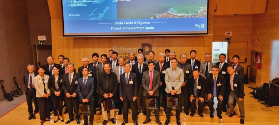 La delegaci&oacute;n japonesa en su visita al Puerto de Bilbao.