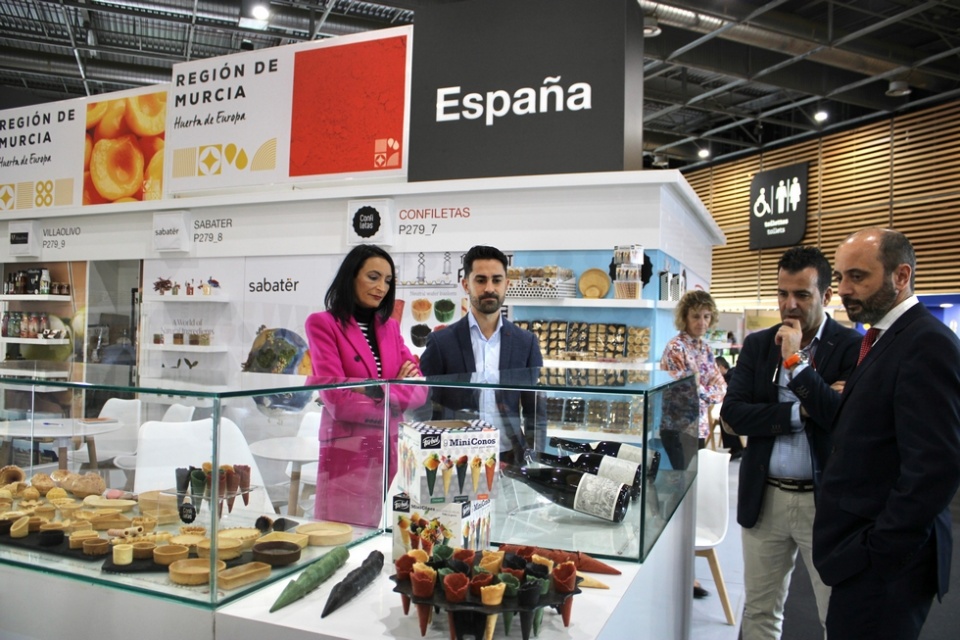 La consejera de Empresa, Valle Migu&eacute;lez, en la Feria SIAL de Par&iacute;s.