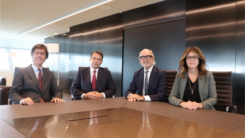La firma del acuerdo de integraci&oacute;n.