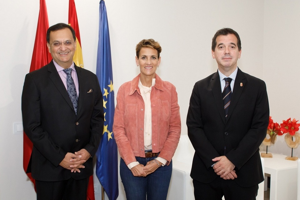 El diplom&aacute;tico indio fue recibido por la Presidenta de Navarra, Mar&iacute;a Chivite.