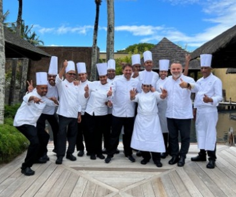 Javi Est&eacute;vez y el equipo de cocina