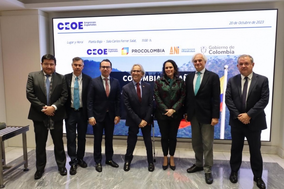 La viceministra de Infraestructura de Colombia, Mar&iacute;a Constanza Garc&iacute;a, junto al vicepresidente primero de CEOE, Miguel Garrido, y el director general de CEOE Internacional, Narciso Casado, entre otros participantes de la jornada celebrada e