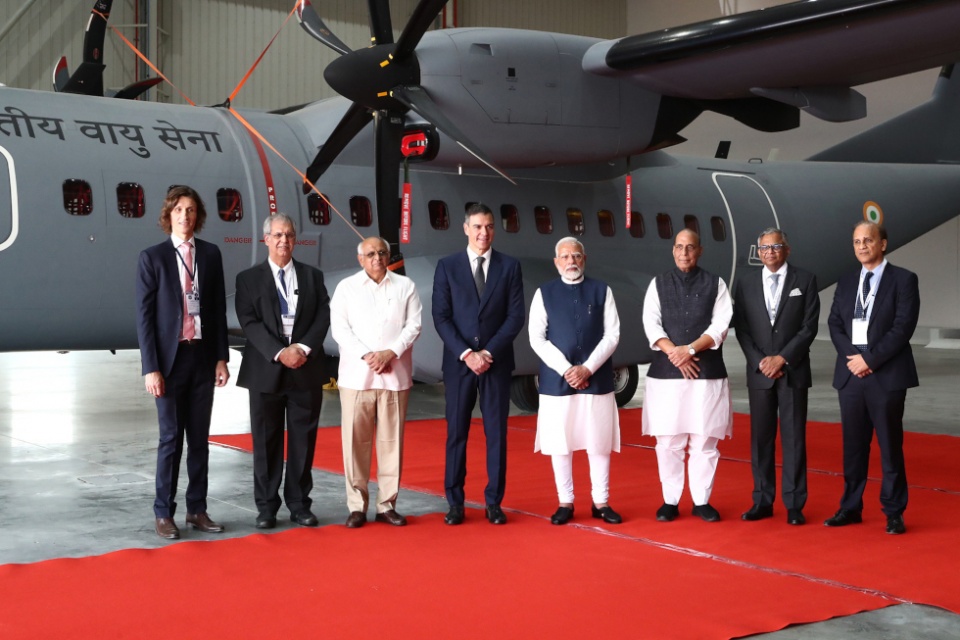El presidente del Gobierno, Pedro S&aacute;nchez, en la planta de ensamblaje de Tata Advanced Systems y Airbus junto al primer ministro de la India, Narendra Modi. Pool Moncloa/Fernando Calvo