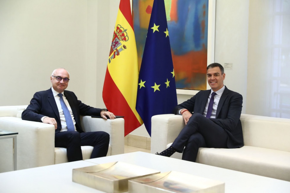 El presidente del Gobierno, Pedro Sánchez, durante el encuentro con el presidente y director ejecutivo de IMEC, Luc Van den Hove. Pool Moncloa/Fernando Calvo. La Moncloa, Madrid. El presidente del Gobierno, Pedro Sánchez, durante el encuentro con el presidente y director ejecutivo de IMEC, Luc Van den Hove. Pool Moncloa/Fernando Calvo. La Moncloa, Madrid.