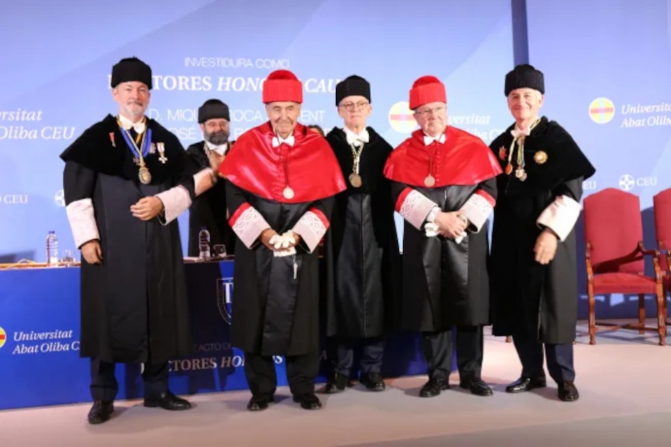 José Luis Bonet, ha sido investido doctor honoris causa por la Universitat Abat Oliba CEU (UAO CEU). José Luis Bonet, ha sido investido doctor honoris causa por la Universitat Abat Oliba CEU (UAO CEU).