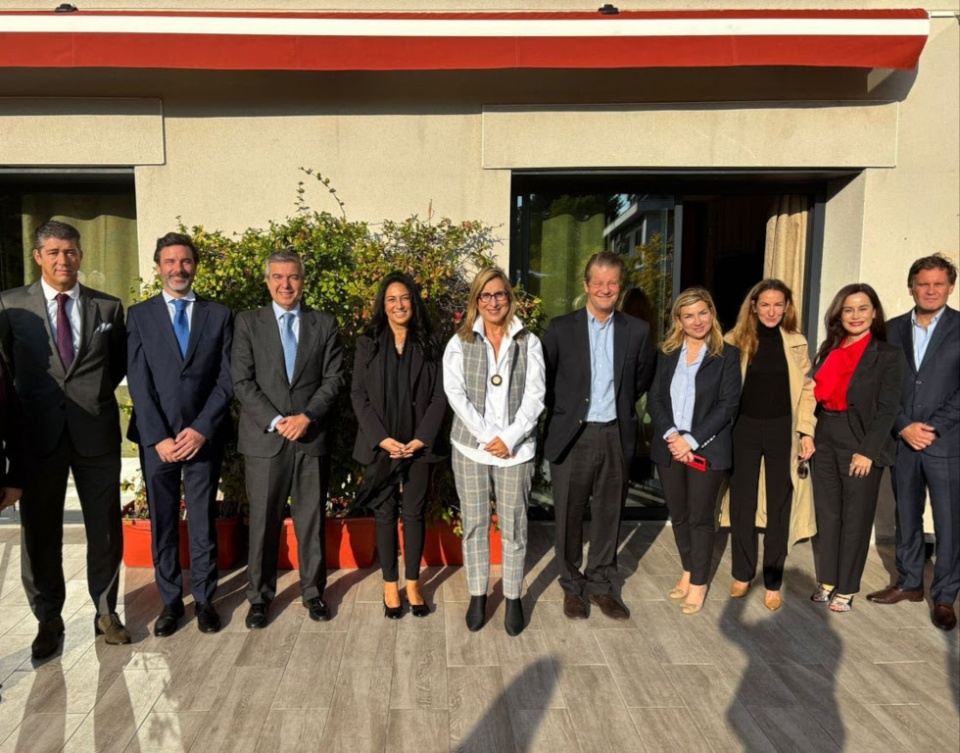 (De izq. a dcha.) Santiago Balb&iacute;n, Ant&iacute;oco Cuesta, Miguel &Aacute;ngel Navarro, N&uuml;ket K&uuml;&ccedil;&uuml;kel, N&uacute;ria Vilanova, Luis Espirito Santo, Yasemen Koruk&ccedil;u, Telma Ort&iacute;z, Leticia Dorsch y Luis Arbulu