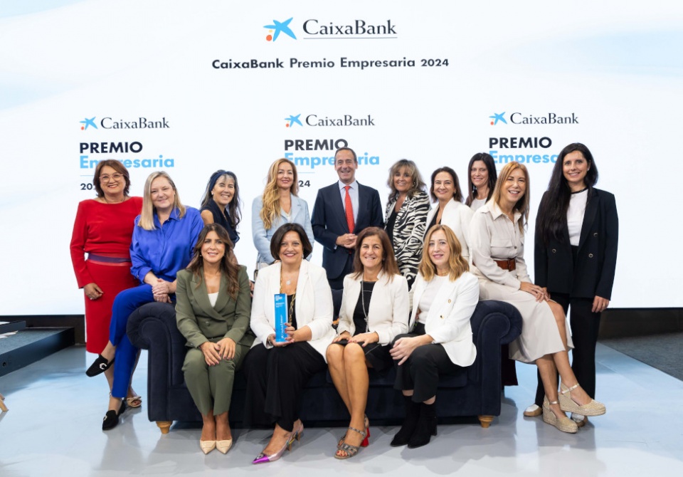 El consejero delegado de CaixaBank, Gonzalo Gort&aacute;zar, ha sido el encargado de entregar el galard&oacute;n.