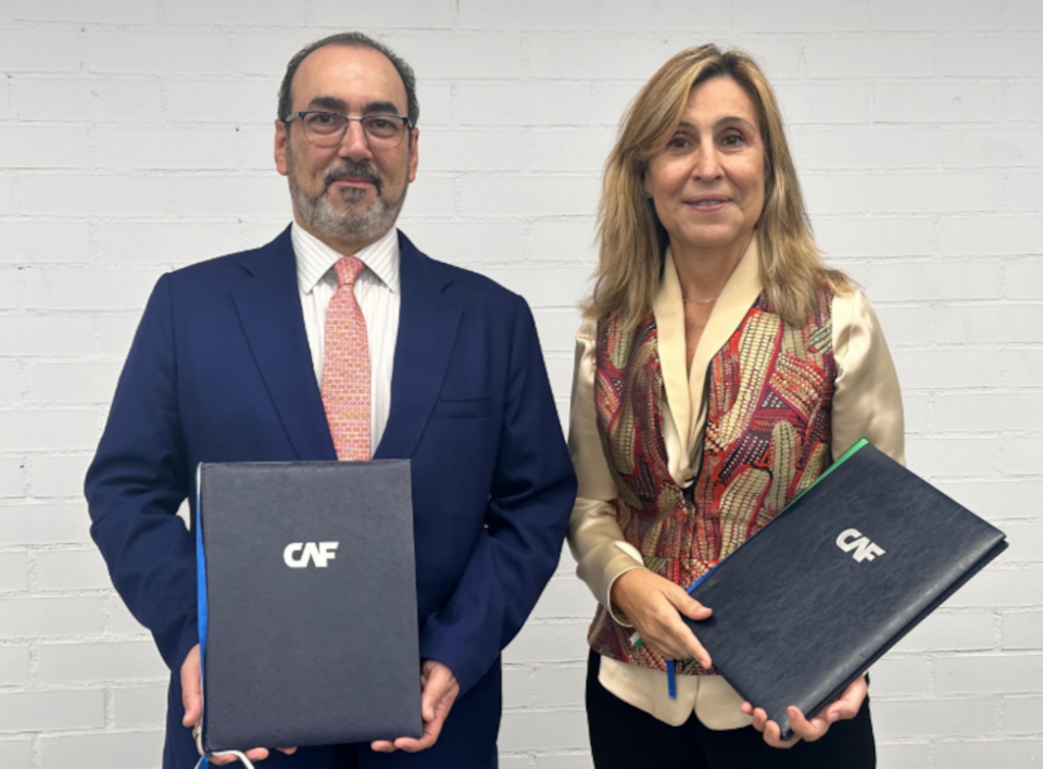 (De izq. a dcha.) El presidente ejecutivo de CAF, Sergio D&iacute;az-Granados, y la presidenta de CEAPI, N&uacute;ria Vilanova.
