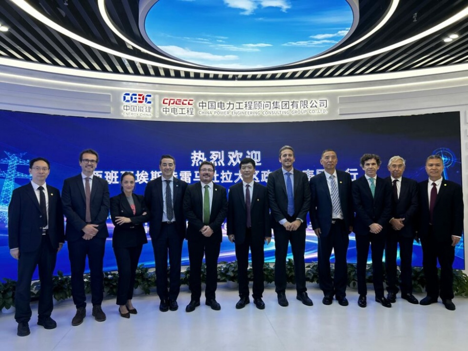 El consejero invita al sector automovil&iacute;stico chino a participar en el II Foro del Veh&iacute;culo El&eacute;ctrico que se celebrar&aacute; en el 2025 en Extremadura.