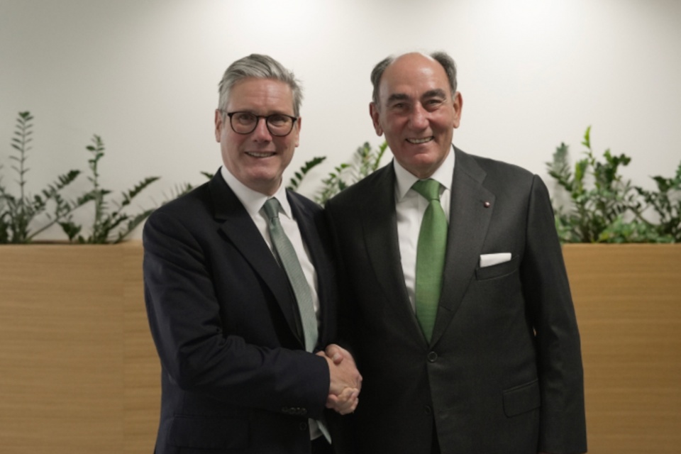 Ignacio Gal&aacute;n, presidente de Iberdrola, junto al primer ministro brit&aacute;nico, Keir Starmer, en la Cumbre Internacional de Inversi&oacute;n.