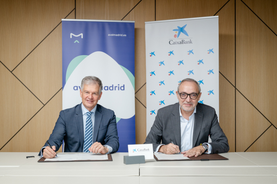 Xicu Costa, director territorial de CaixaBank en Madrid y Lorenzo Alonso Felipe, director general de Avalmadrid.