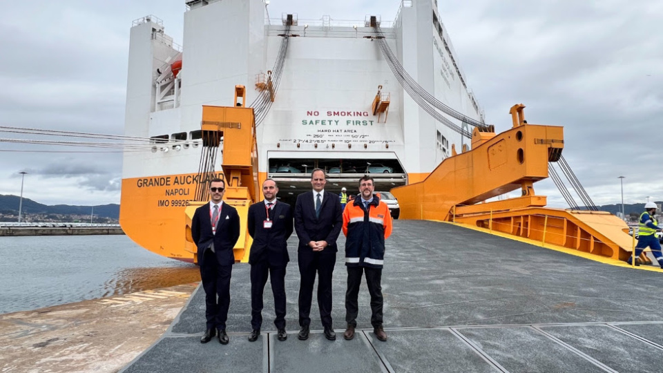 Sebastiano Cirnigliaro, Commercial Manager Automotive Division Spain de Grimaldi Logística; Alessadro De Rosis, Grimaldi; Carlos Botana, Pdte. Autoridad Portuaria de Vigo y Rubén Marín, Dir. Puerto de Vigo. Sebastiano Cirnigliaro, Commercial Manager Automotive Division Spain de Grimaldi Logística; Alessadro De Rosis, Grimaldi; Carlos Botana, Pdte. Autoridad Portuaria de Vigo y Rubén Marín, Dir. Puerto de Vigo.