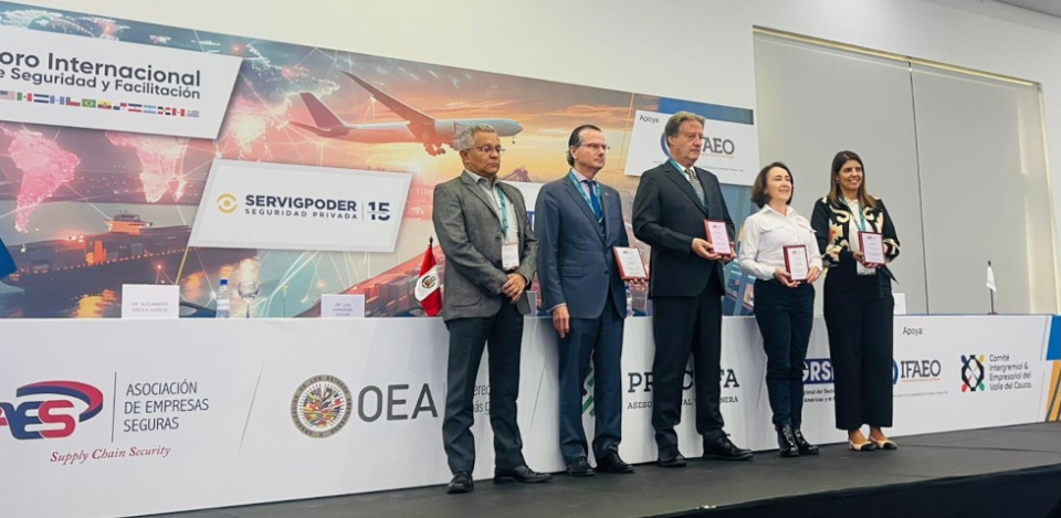 El presidente de IFAEO y del Grupo Arola, segundo por la izquierda, fue uno de los protagonistas del foro aduanero celebrado en Cali. El presidente de IFAEO y del Grupo Arola, segundo por la izquierda, fue uno de los protagonistas del foro aduanero celebrado en Cali.