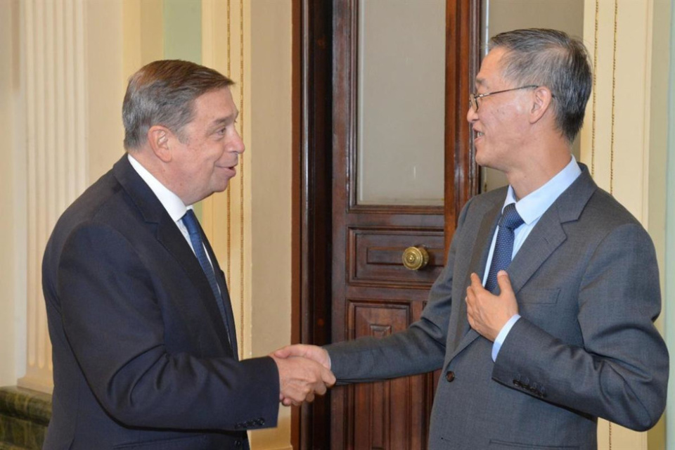 El ministro de Agricultura, Pesca y Alimentación, Luis Planas, y el embajador de la República Popular China en España, Yao Jing, en la sede del Ministerio. El ministro de Agricultura, Pesca y Alimentación, Luis Planas, y el embajador de la República Popular China en España, Yao Jing, en la sede del Ministerio.