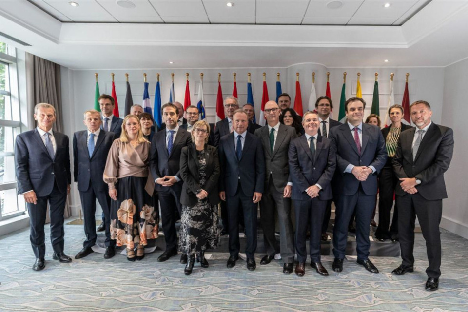 El ministro de Econom&iacute;a, Comercio y Empresa, Carlos Cuerpo, junto con el resto de participantes en la Tercera reuni&oacute;n del Laboratorio de Competitividad Europeo, en Luxemburgo.