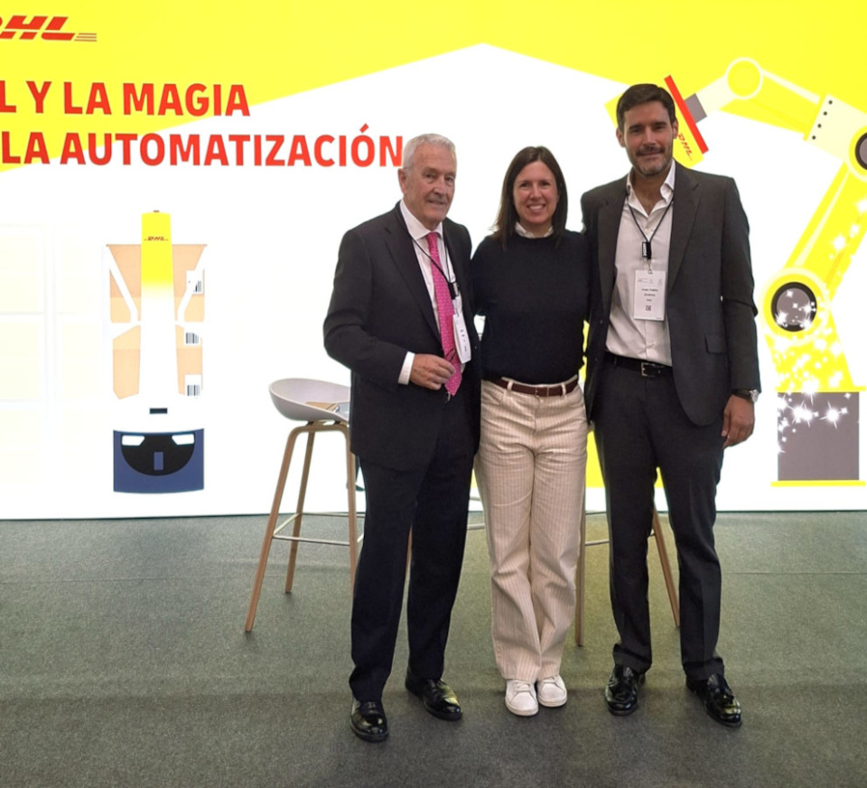 Agust&iacute;n Oleaga, presidente no ejecutivo de DHL Supply Chain; Maria Urreiztieta, responsable de Comunicaci&oacute;n, Marketing y RSC en DHL Supply Chain y Juan Pablo Jim&eacute;nez, director de Desarrollo de Negocio de DHL Supply Chain.