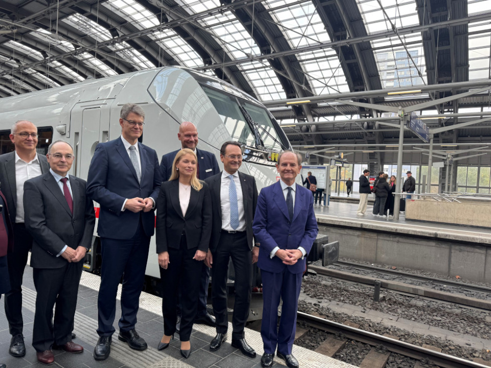 Talgo ha presentado en Alemania junto a Deutsche Bahn (DB) su nuevo tren para la compañía alemana, el ICE L. Talgo ha presentado en Alemania junto a Deutsche Bahn (DB) su nuevo tren para la compañía alemana, el ICE L.