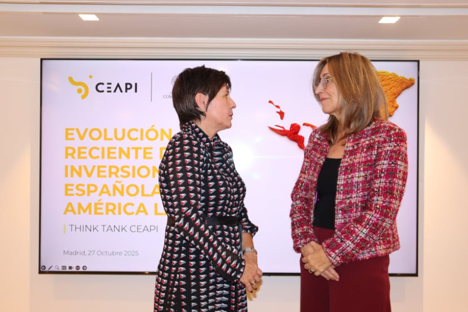 (De izq. a dcha.) Isabel Álvarez y Núria Vilanova en la presentación del estudio ‘Evolución reciente de las inversiones españolas en América Latina’ (De izq. a dcha.) Isabel Álvarez y Núria Vilanova en la presentación del estudio ‘Evolución reciente de las inversiones españolas en América Latina’