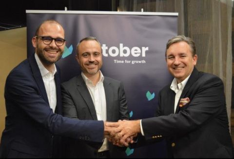 (De izq. a dcha.): Olivier Goy, fundador y CEO de October; Joaqu&iacute;n Sevilla, Chief Digital Officer de Liberbank; y Gr&eacute;goire de Lestapis, CEO de October Espa&ntilde;a.