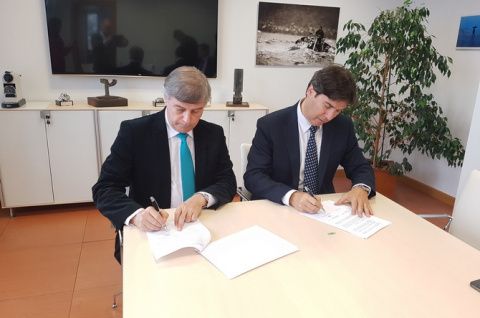 El presidente de la Empresa Portuaria Nacional de Per&uacute; (ENAPU), Juan Arrisue&ntilde;o y el presidente de la Autoridad Portuaria de Santander (APS), Jaime Gonz&aacute;lez durante la firma del convenio.