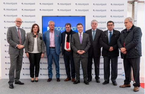 El Presidente de Castilla-La Mancha, el Excmo. Sr. D. Emiliano Garc&iacute;a-Page, junto al alcalde de Illescas, Don Jos&eacute; Manuel Tofi&ntilde;o, han sido los encargados de colocar la primera piedra de esta nave.