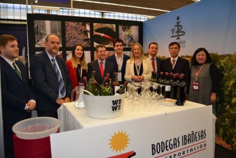 WBWE, visita stand Bodegas Iba&ntilde;eesas.