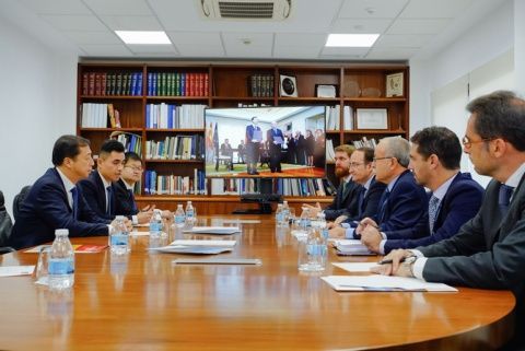 Visita que la delegaci&oacute;n del puerto de Ningbo ha realizado al Puerto Bah&iacute;a de Algeciras.